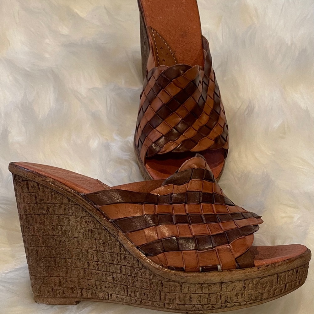 Genuine Leather wedge. 2 tone NWOT Made in Mexico.